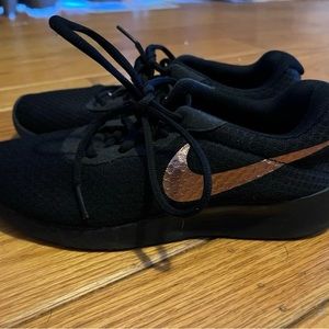 Women’s Nike tennis shoes